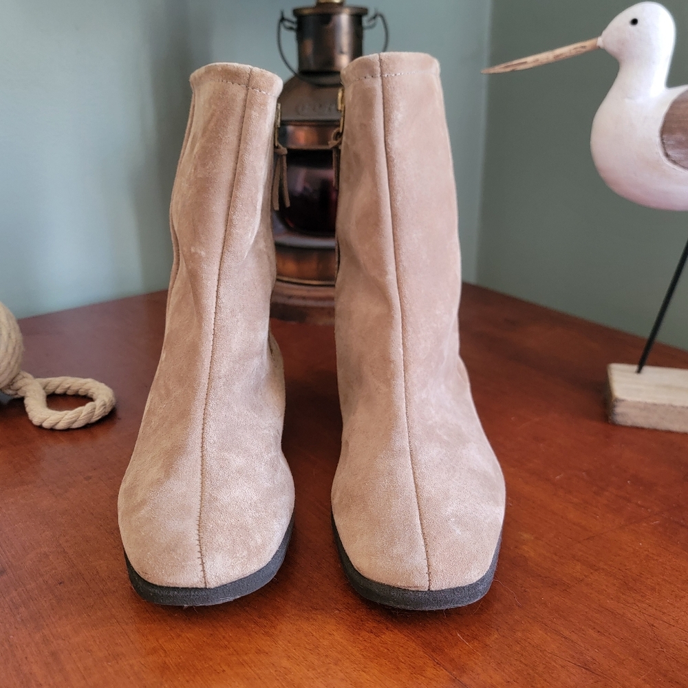 Vintage 1960s Hush Puppies Tan Suede Boots with Shearling Lining Size 6.5